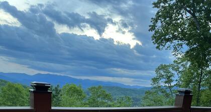 Enjoy the mountain view @ Panoramic Point a modern cabin w/Hot Tub+Wifi+Gameroom