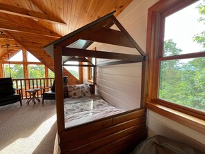 3 bedrooms, iron/ironing board, travel cot, free WiFi - Enjoy the mountain view @ Panoramic Point a modern cabin w/Hot Tub+Wifi+Gameroom (Franklin)