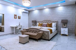 4 chambres, bureau, fer et planche à repasser, accès au Wi-Fi (inclus)