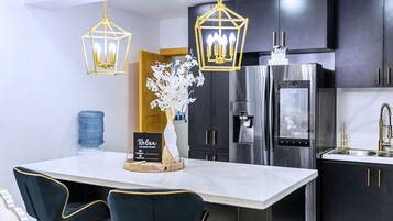 Refrigerador, microondas, horno y parrilla de estufa