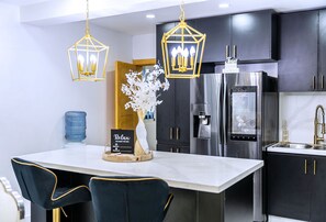 雪櫃、微波爐、焗爐、爐具