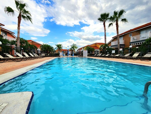 Outdoor pool - Disney Paradise! Pools, lakes, and playgrounds! (Kissimmee)