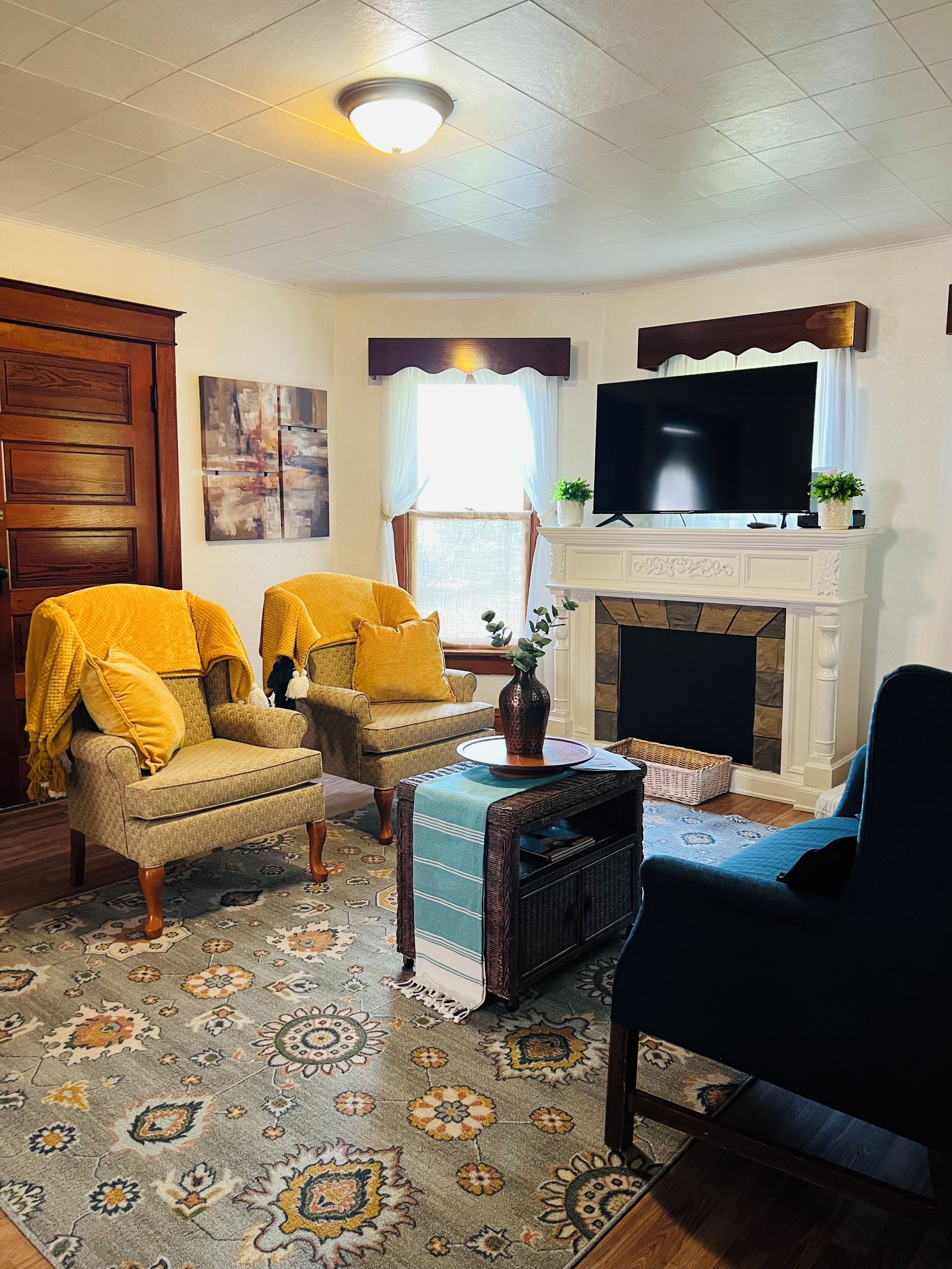  Short Drive to Beaches, Winery's, Casino, and Lighthouse Mall, SLEEPS 10