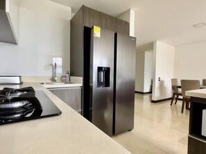 Kühlschrank, Mikrowelle, Ofen, Wasserkocher mit Kaffee-/Teezubehör