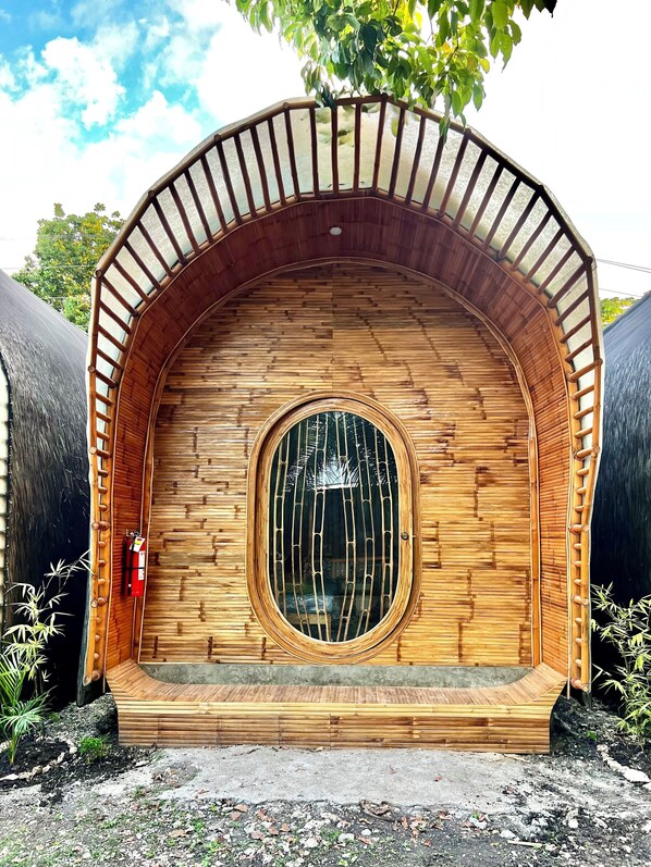 Deluxe Double Room, 1 Queen Bed | Premium bedding, Select Comfort beds, laptop workspace, free WiFi - The Backyard Inn (Moalboal)