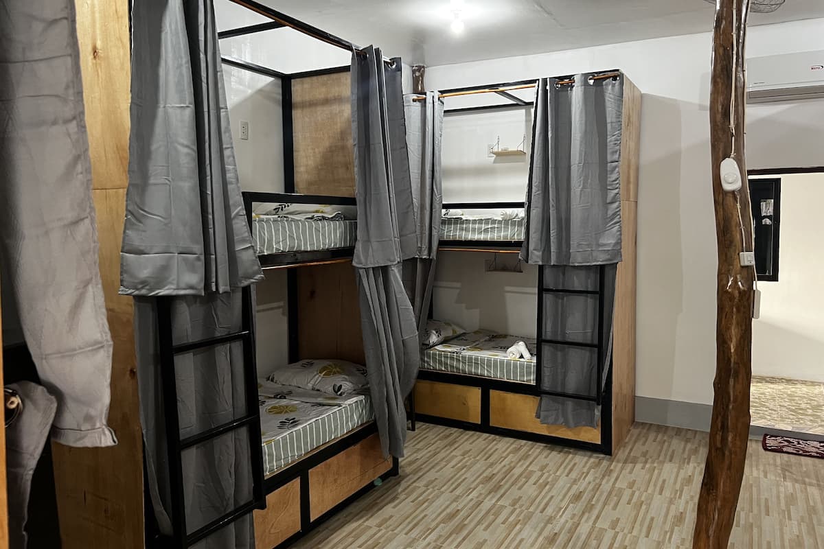 Slaapzaal, gemengde slaapzaal | Luxe beddengoed, Select Comfort-bedden, een laptopwerkplek, gratis wifi