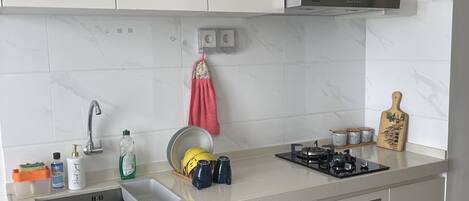 Een koelkast, een kookplaat, een vaatwasser, een waterkoker