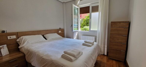 2 habitaciones, tabla de planchar con plancha, wifi y ropa de cama