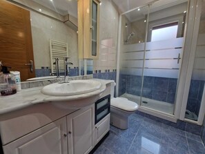 Douche, articles de toilette gratuits, sèche-cheveux