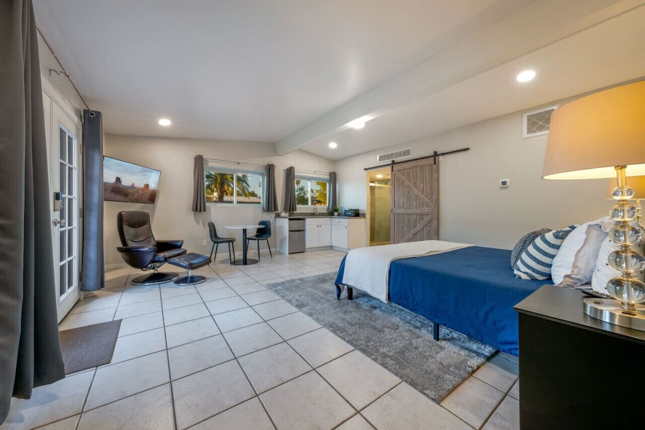 4 camere, una scrivania, ferro/asse da stiro, culla da viaggio