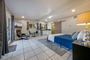 4 Schlafzimmer, Schreibtisch, Bügeleisen/Bügelbrett, Reisekinderbett