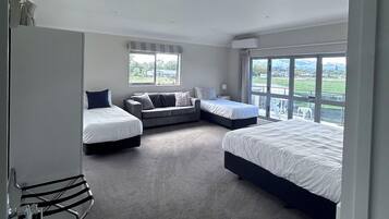 8 makuuhuonetta, silitysrauta/-lauta, vuodevaatteet