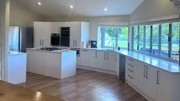 Refrigerador, microondas, horno, placa de cocina