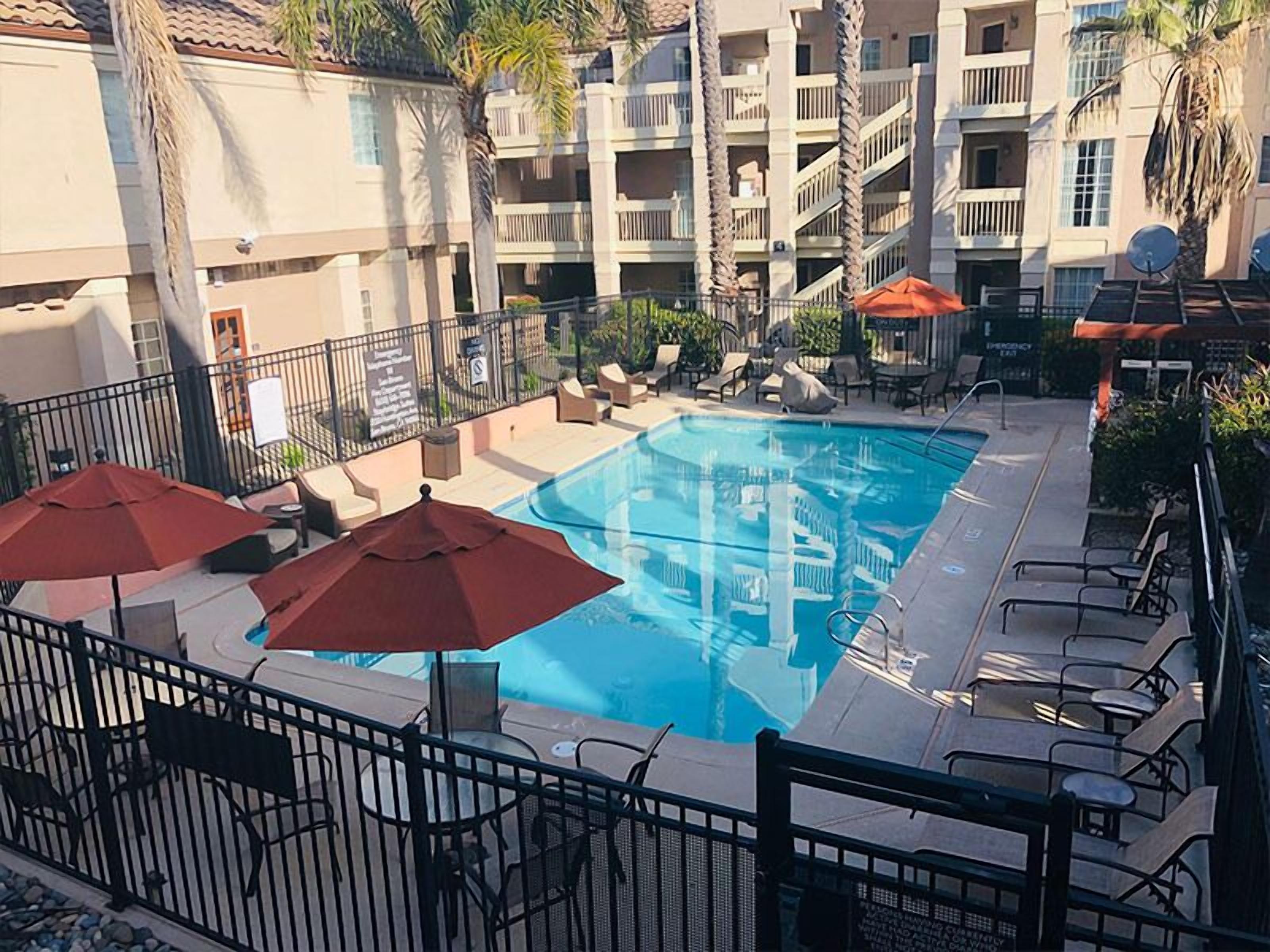 Pleasant Stay! 2 Convenient Units, Pet-friendly, Free Breakfast, Outdoor Pool!