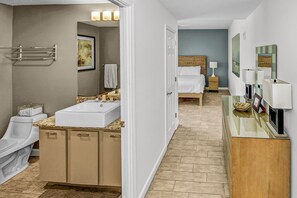 Toallas, jabón, shampoo, papel de baño 