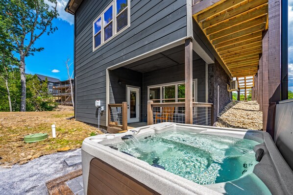 Outdoor spa tub