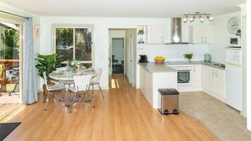 Mikrowelle, Ofen, Herdplatte, Wasserkocher mit Kaffee-/Teezubehör