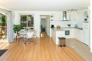 Een microgolfoven, een oven, een kookplaat