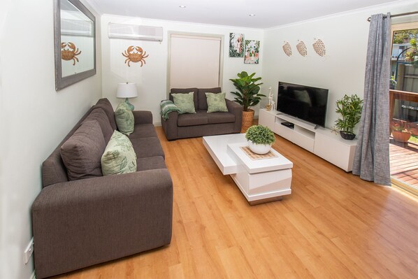 Smart-TV, DVD-Player, Bücher