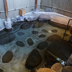 Hot springs/mineral springs, aromatherapy, massages