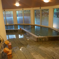 Hot springs/mineral springs, aromatherapy, massages