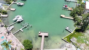 Vue aérienne d’une marina avec de nombreux quais et une piscine.