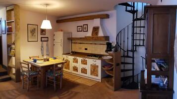 Kühlschrank, Mikrowelle, Herdplatte, Wasserkocher