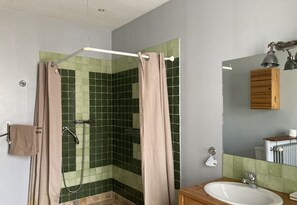 Douche, sèche-cheveux, bidet, serviettes fournies