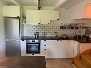 Frigorífico, microondas, horno y placa de cocina