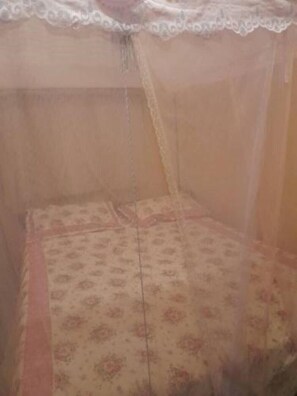 1 bedroom, WiFi, bed sheets - Habesha Circle (kampala)