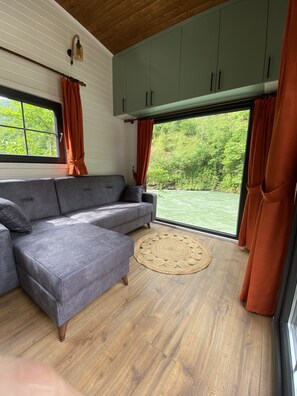 Bungalou Comfort, vistes al riu | Sala d'estar