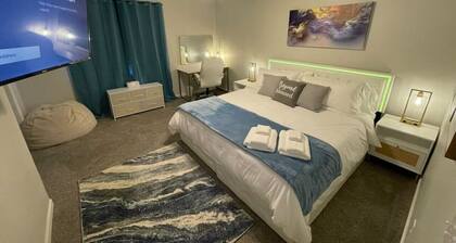 ✨✨✨ 2 Luxury Townhomes: 4 King Beds, 2 Kitchens, 6 TV's, 2 Grills & 2 Firepits ✨✨✨