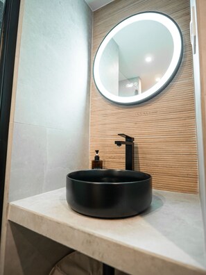 Douche, sèche-cheveux, serviettes fournies