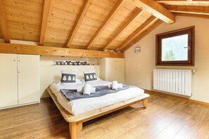 3 bedrooms, travel crib, free WiFi, bed sheets