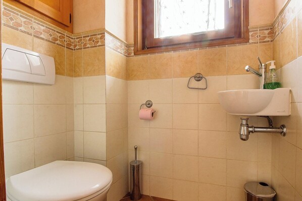 Bañera, secador de pelo y toallas