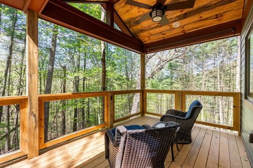 Home for Holidays Oak Treehouse Near Asheville - Pet Friendly