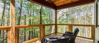 Home for Holidays Oak Treehouse Near Asheville - Pet Friendly