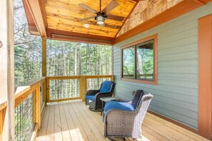 Property grounds - Spring in Mtns Oak Treehouse Near Asheville - Pet Friendly (Marshall)