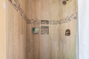 Kostenlose Toilettenartikel, Haartrockner, Handtücher