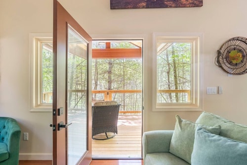 Spring in Mtns Maple Treehouse Near Asheville - Pet Friendly