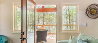 Spring in Mtns Maple Treehouse Near Asheville - Pet Friendly