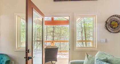 Spring in Mtns Maple Treehouse Near Asheville - Pet Friendly
