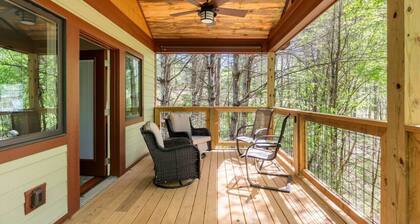 Luxury Treehouse -M aple Treehouse - Near Asheville - Pet Friendly