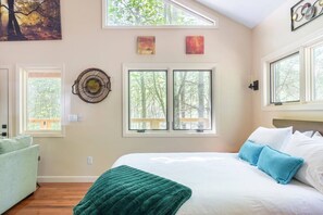 1 quarto, ferros/tábuas de passar roupa, berço de viagem