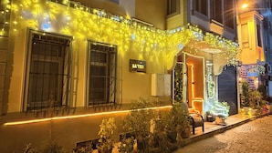 A building with a sign reading "LA VIEN" and a string of lights above the entrance. - La Vien Hotel Old City (Istanbul)