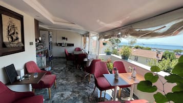 Coffee/tea maker, electric kettle