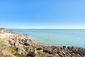 A rocky shoreline with clear blue water and a distant horizon. - La Villa du Chay - Exceptional villa (Angoulins)