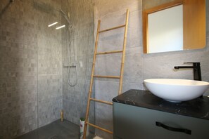 Bathtub, towels