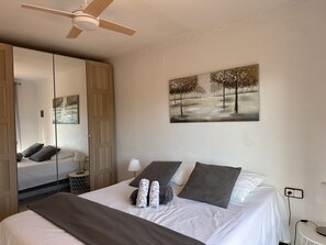 4 bedrooms, bed sheets