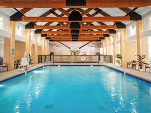 Innendørsbasseng og et oppvarmet basseng